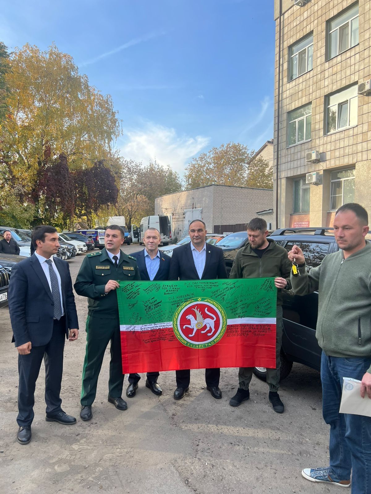 Фаяз Шакиров махсус хәрби операциядә катнашучы якташларыбызга дүртенче автомобилен тапшырды