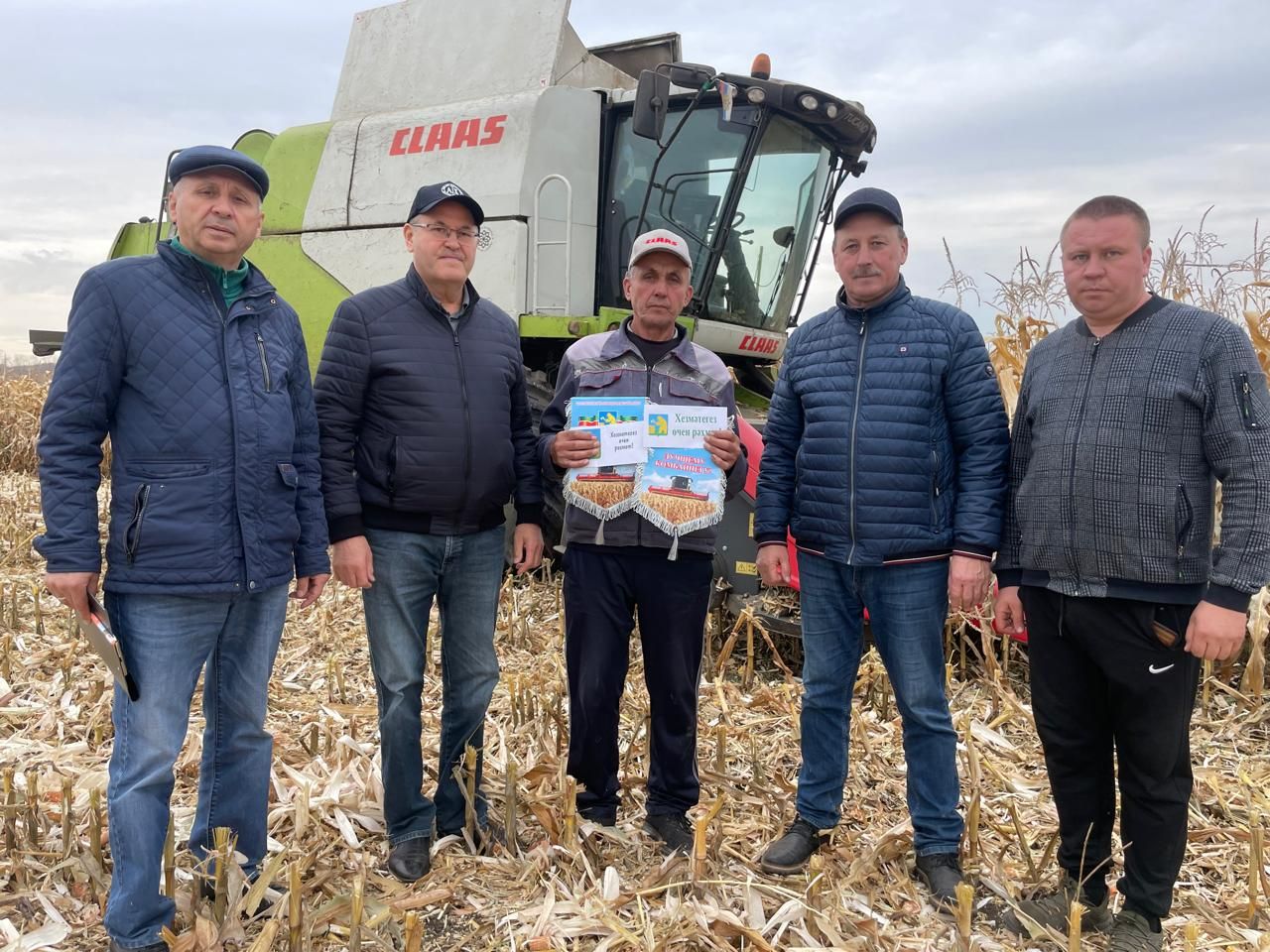 Балтачта кукурузны бөртеккә сугуда нәтиҗәле эшләүчеләргә вымпел тапшырдылар