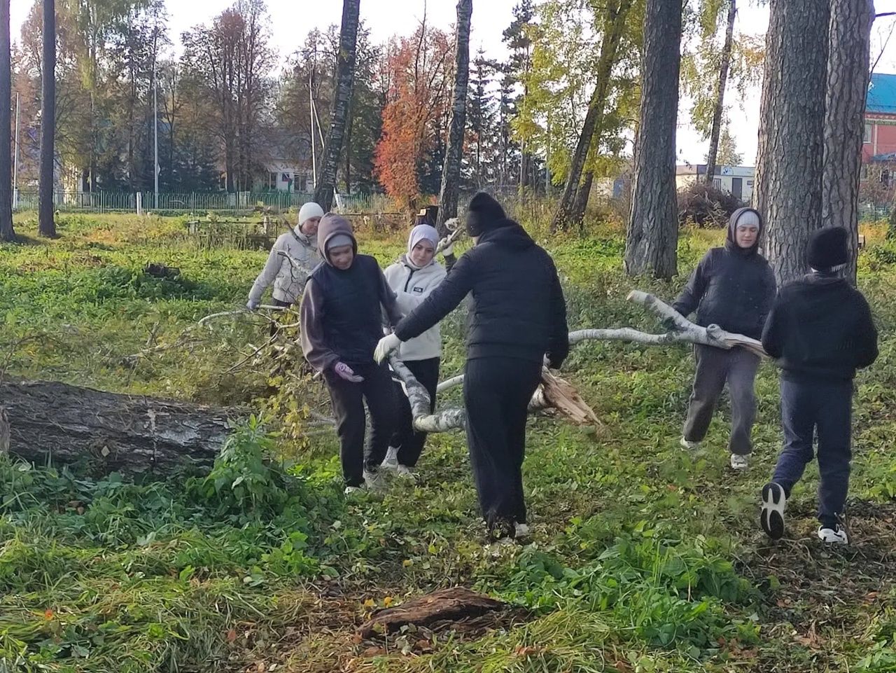 Норма мәктәбе волонтерлары зират чистартуда катнашкан