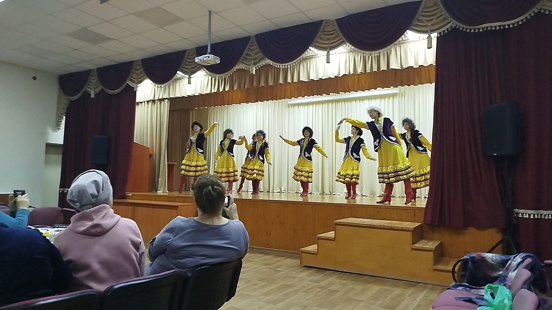 Яңгулда «Җиргә гүзәллек, илгә батырлык бирүче сез - әниләр» дип исемләнгән тематик бәйрәм кичәсе узды