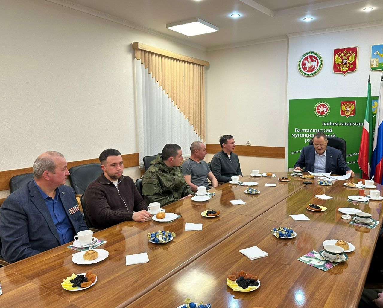Балтач районы башлыгы ялга кайткан егетләр белән очрашты