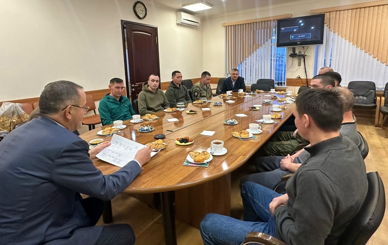 Балтач районы башлыгы ялга кайткан егетләр белән очрашты