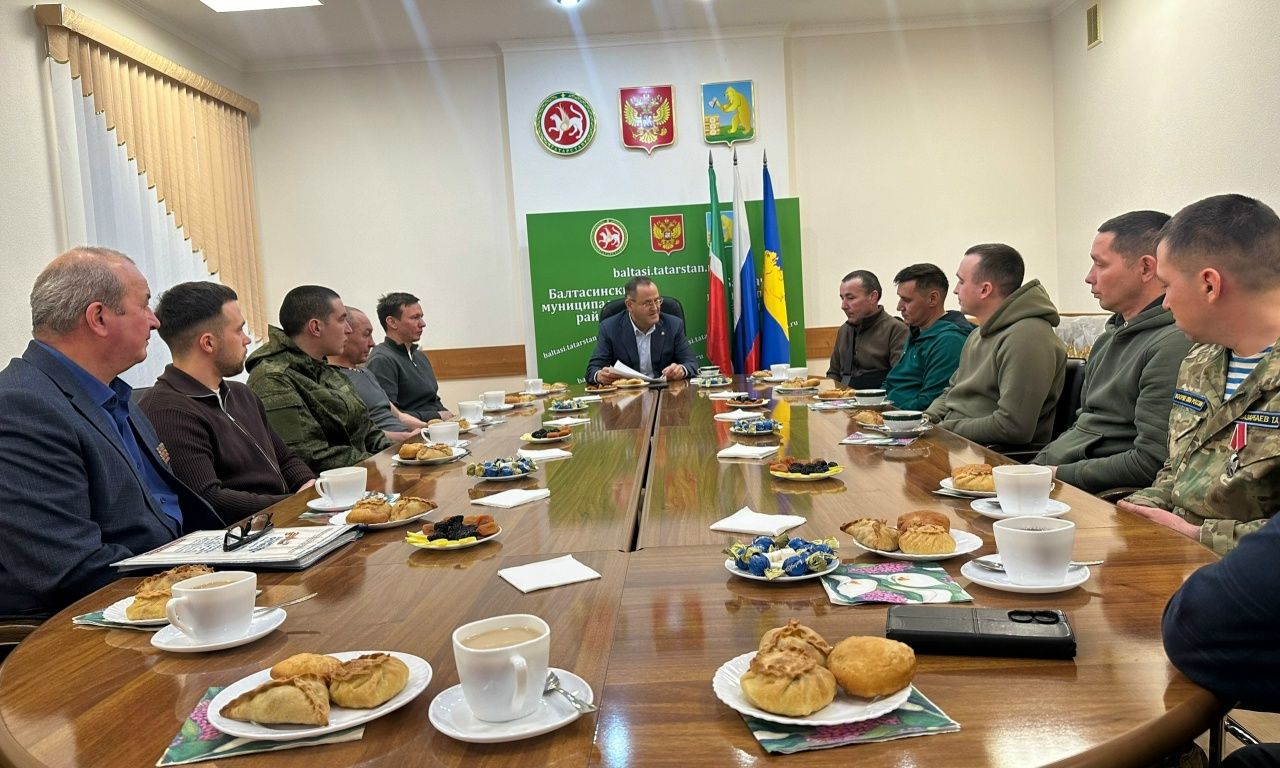 Балтач районы башлыгы ялга кайткан егетләр белән очрашты