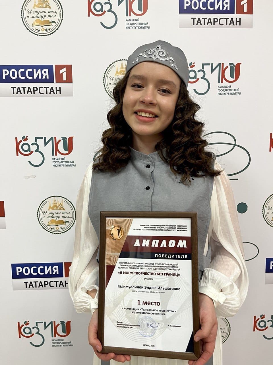 Энҗе үзенең иҗаты белән барлык жюри әгъзаларын һәм тамашачыларны таң калдырды