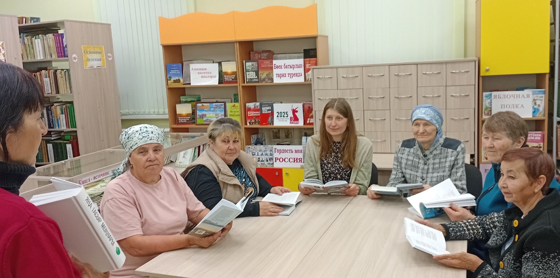 Борнак китапханәсендә «Сәйлән» клубына йөрүчеләр белән әңгәмә үткәгәннәр