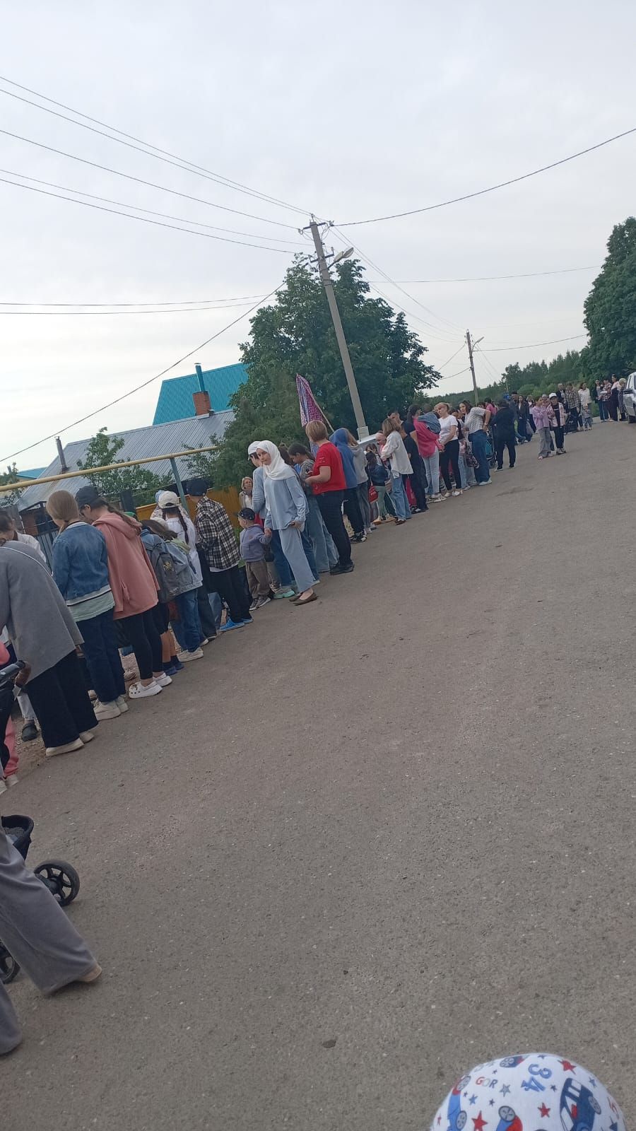 Көектә әрәпә җыюда катнашкан һәр баланы төрледән -төрле тәм-томнар белән сөендерделәр