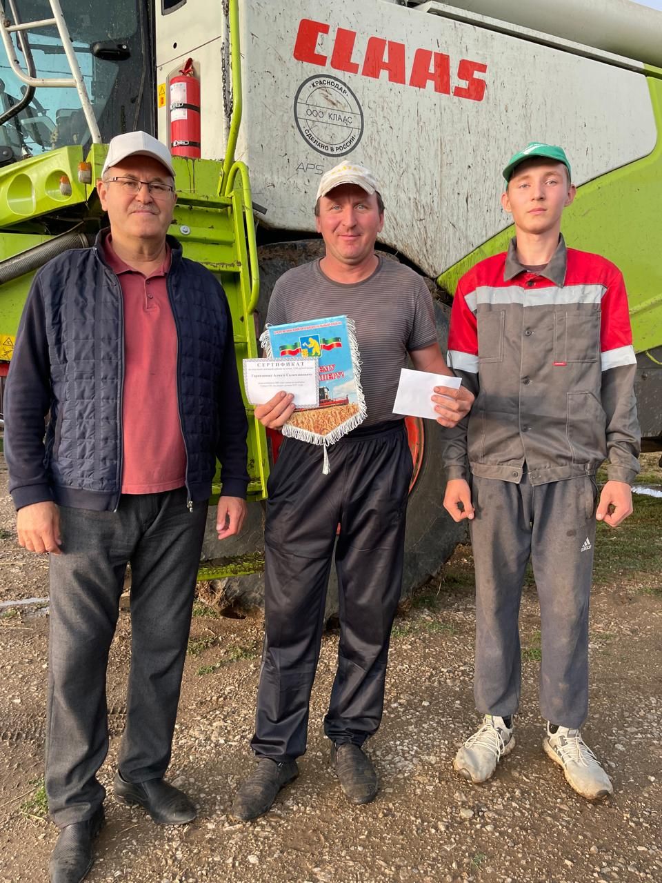 Балтачта комбайнчыларга акчалата сертификатлар, аларның ярдәмчеләренә  бүләкләр бирелде