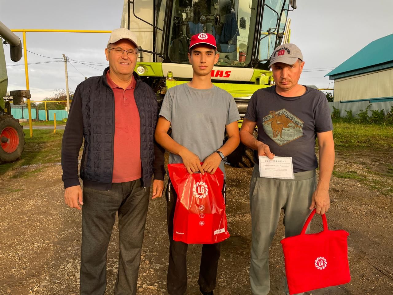 Балтачта комбайнчыларга акчалата сертификатлар, аларның ярдәмчеләренә  бүләкләр бирелде