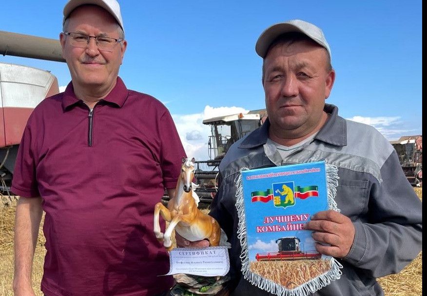 Балтачта урып җыю кампаниясенең икенче атна вымпел ияләрен бүләкләделәр
