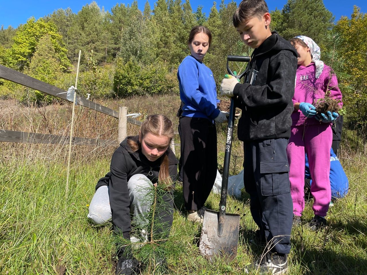 Карадуган укучылары «Хәтер аллеясы» тулыландырды