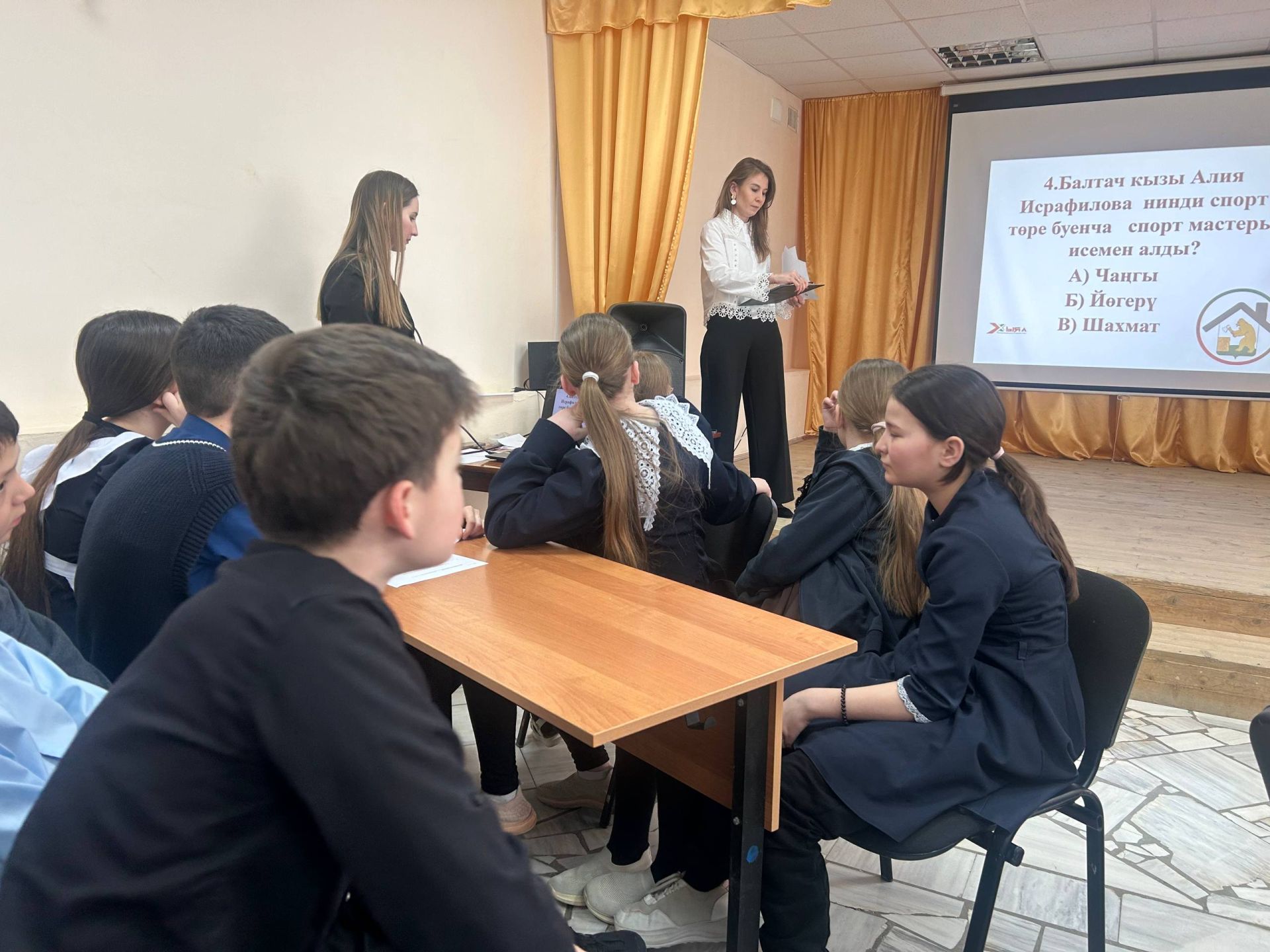 «Хыял» яшьләр үзәге Яңгул мәктәбендә кунакта булды