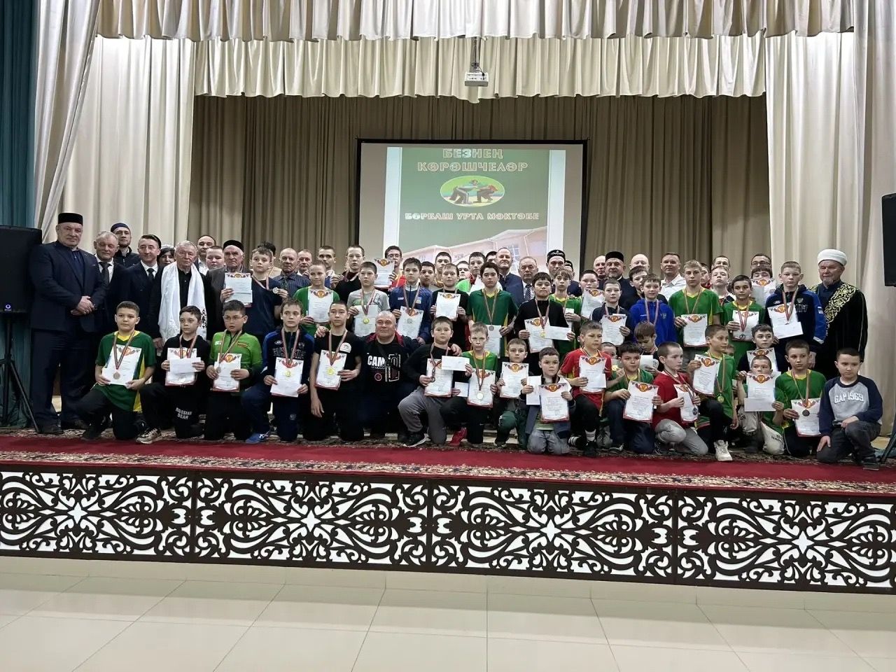 Борбаш авылында Фидәил Шакиров истәлегенә узган көрәш ярышында кемнәр җиңде?