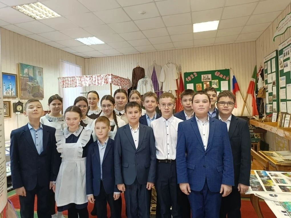Дүшәмбе иртәләре гимн белән башлана