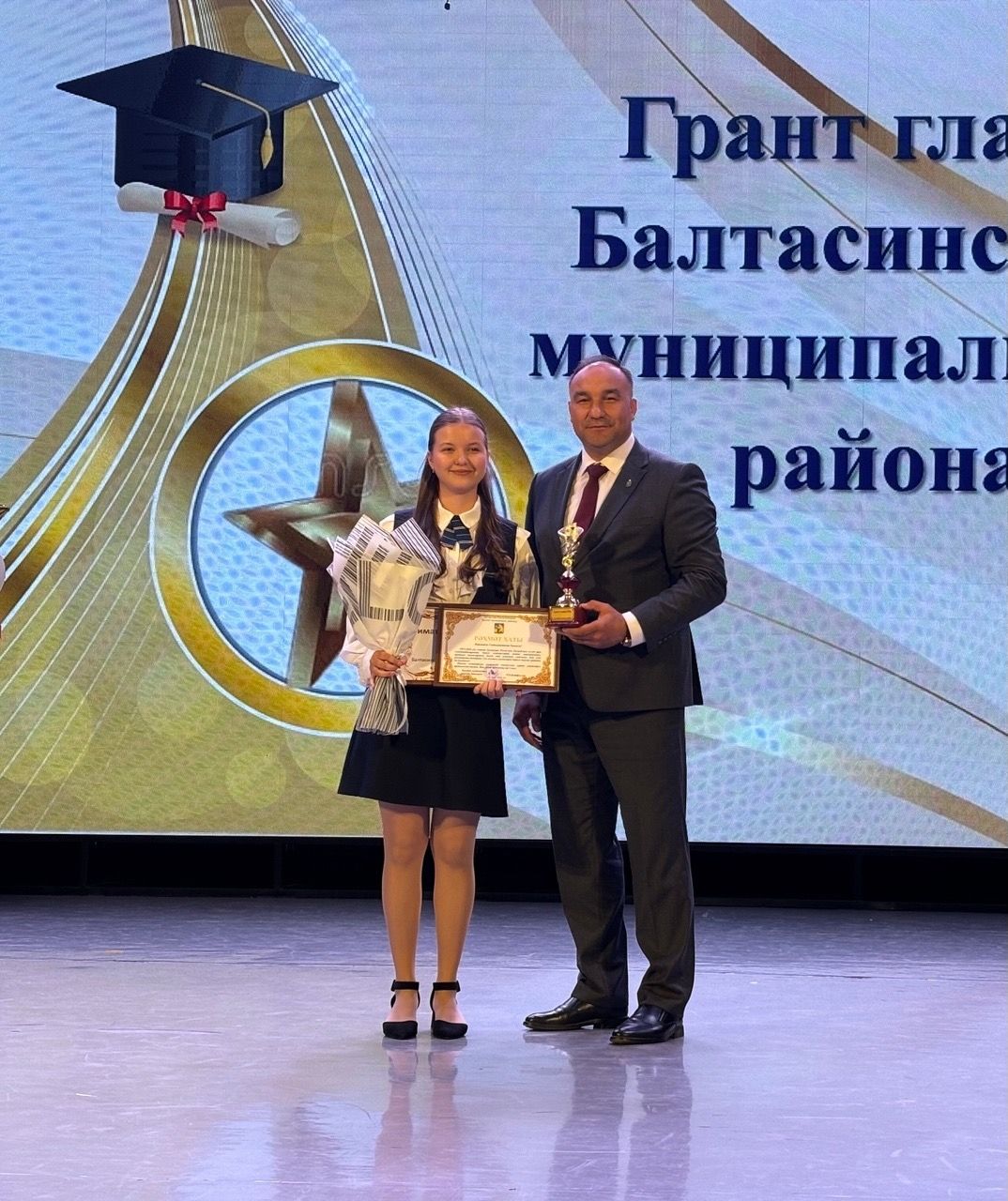 Камилә Гыйматдинова һәм Станислав Васильев район башлыгы грантына лаек булды. Котлыйбыз!