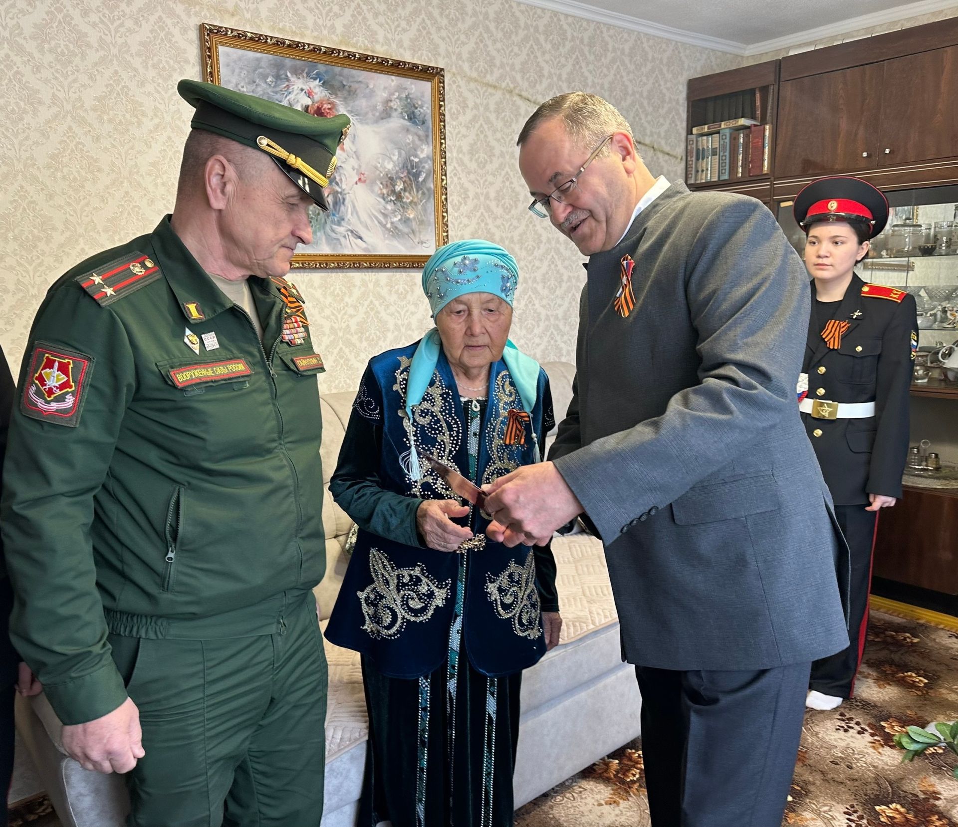 Көнне-төнгә ялгап, ач-ялангач, якынайтты алар Җиңү көнен...