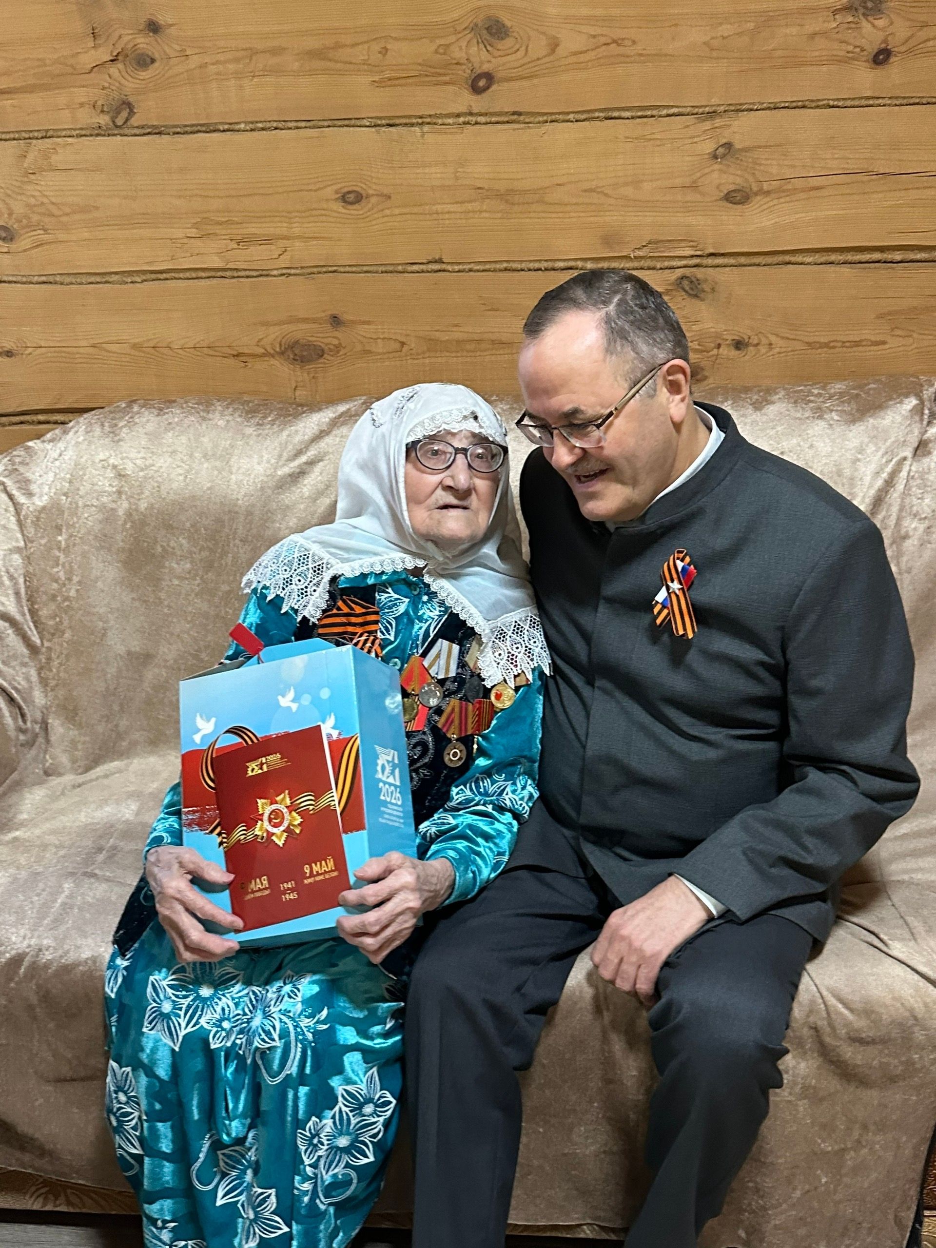 Көнне-төнгә ялгап, ач-ялангач, якынайтты алар Җиңү көнен...