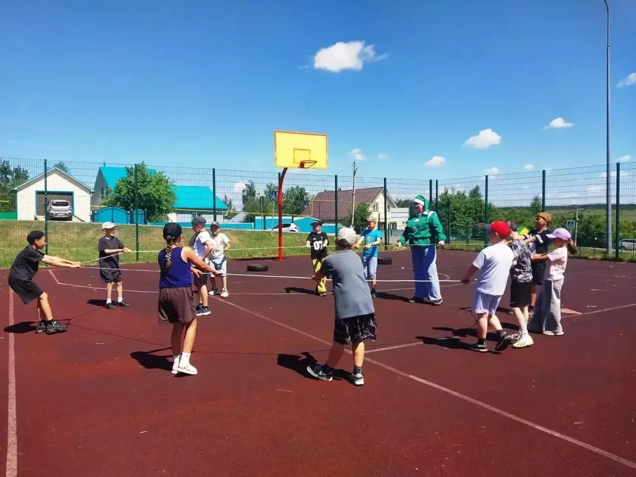 Соснаның  «Шатлык» мәктәп яны лагерына клоуннар кунакка килгән