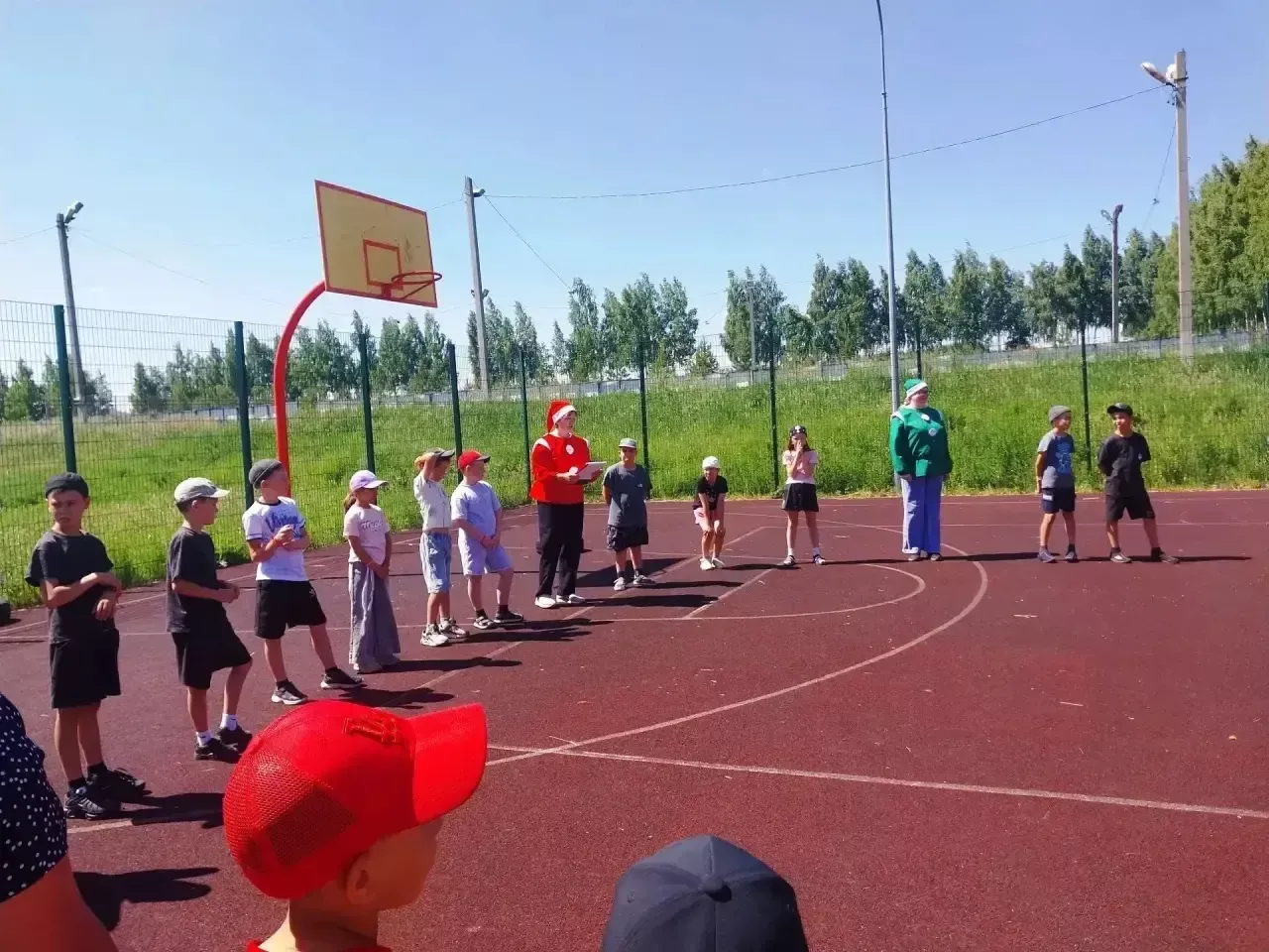 Соснаның  «Шатлык» мәктәп яны лагерына клоуннар кунакка килгән