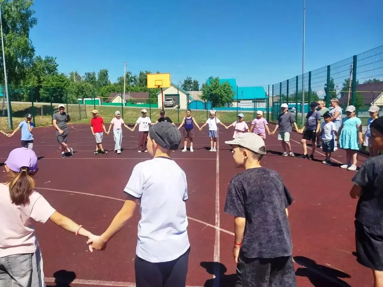 Соснаның  «Шатлык» мәктәп яны лагерына клоуннар кунакка килгән