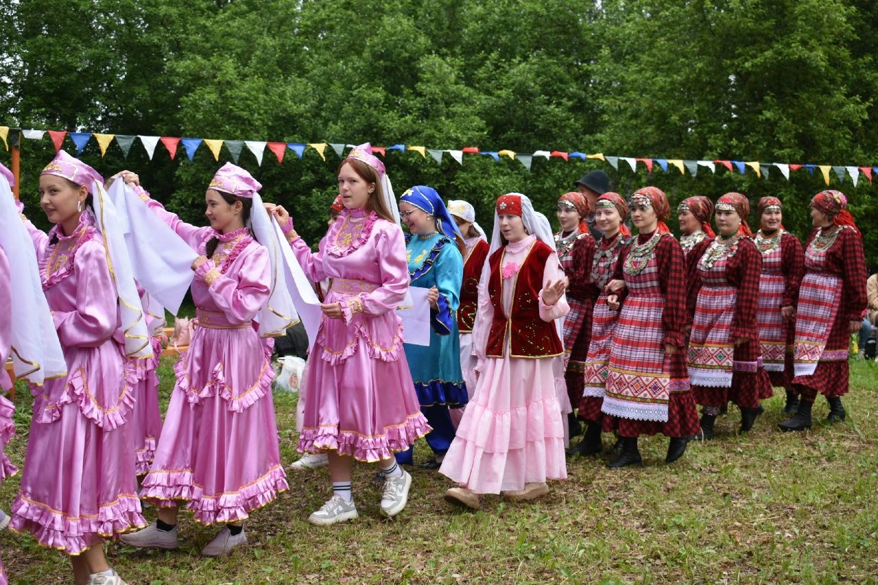 Ике авыл арасы, кызны бездән аласы...