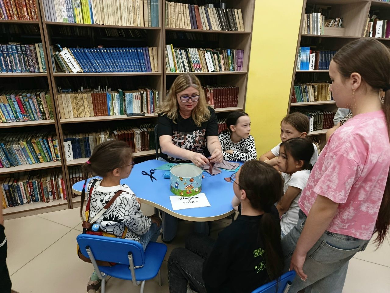 “Крепыш” җәйге ял лагерына йөрүче укучылар китапханәдә кунакта булды