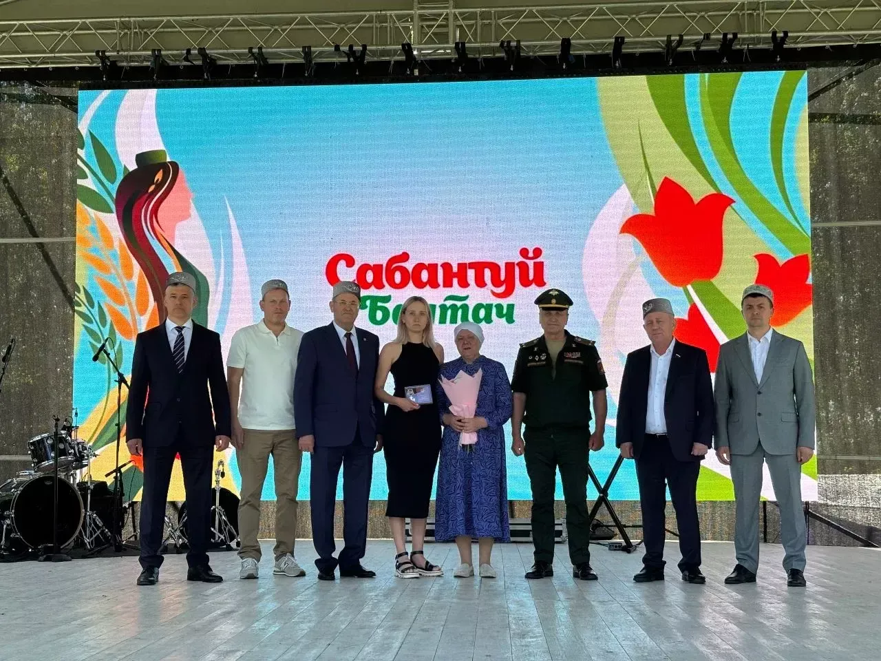 Күзләреннән кайнар яшьләр тамды