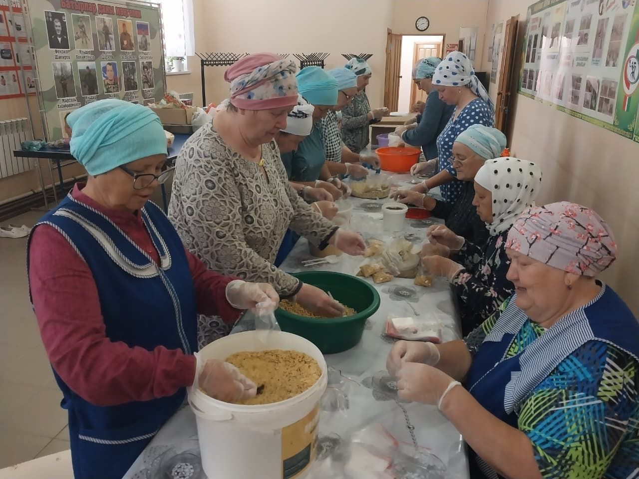 Норма волонтерлары махсус хәрби хезмәттәге егетләребезгә гел ярдәм итеп тора