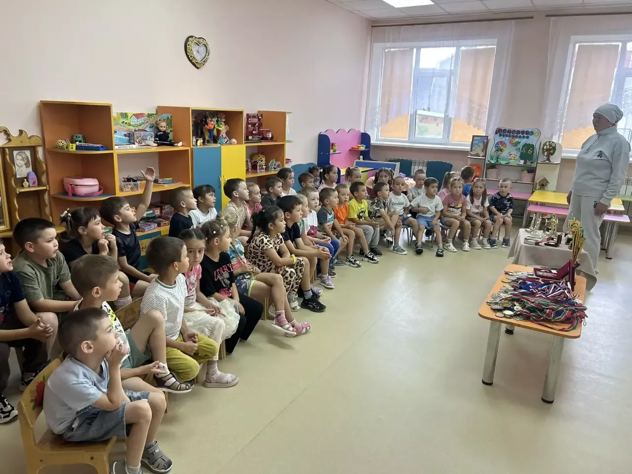 Армрестлинг буенча халыкара класслы спорт мастеры балалар белән очрашты