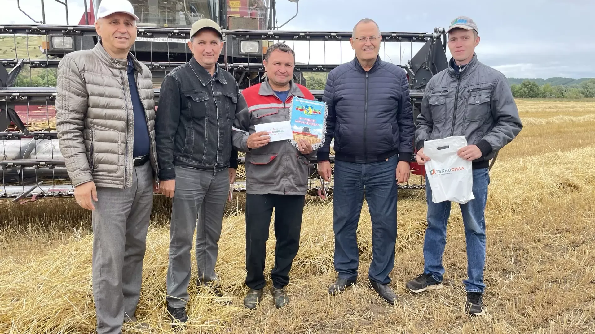 Балтачның уңган комбайнчыларына вымпеллар тапшырылды