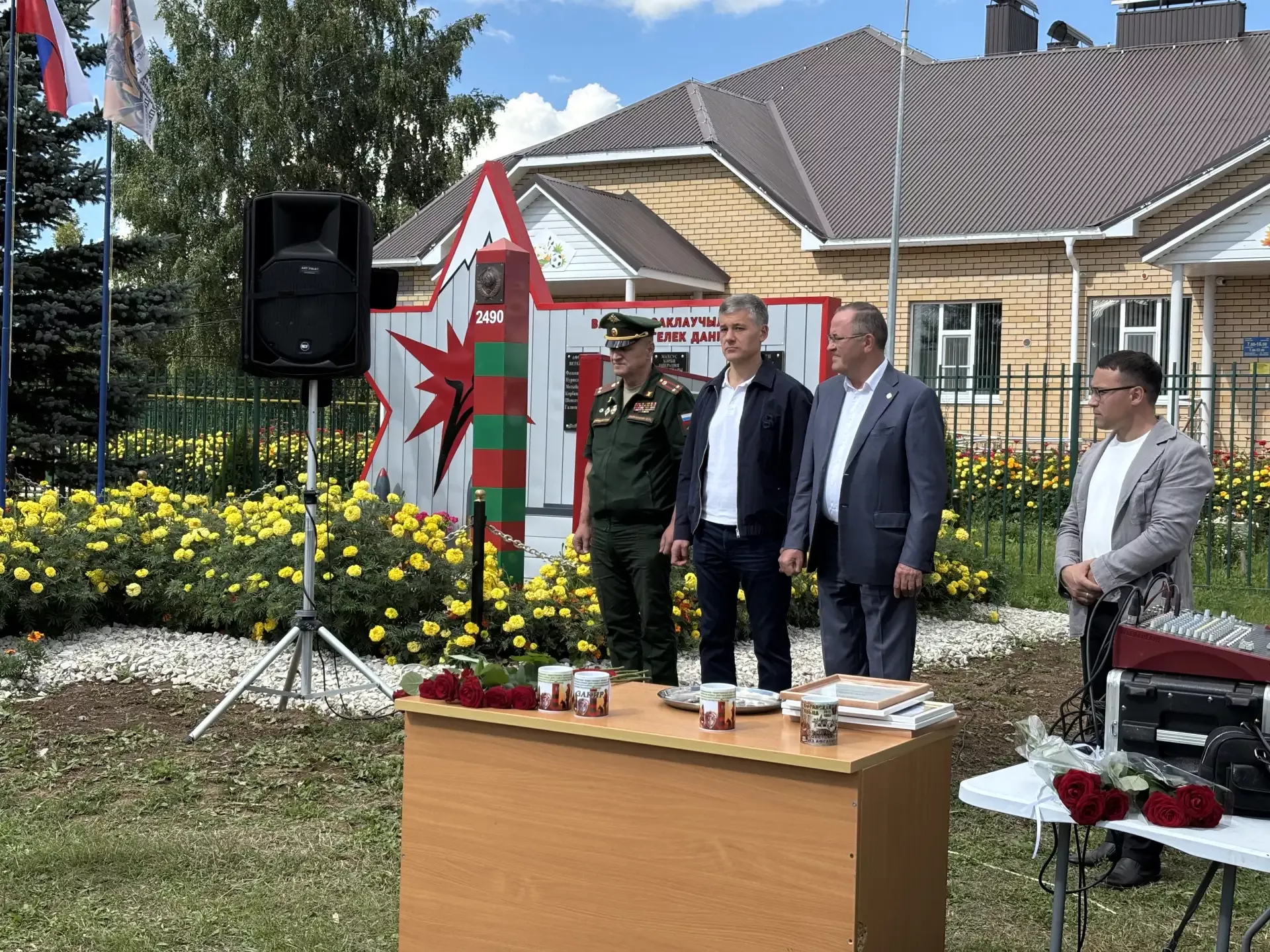 Бердәмлек билгесе: Алан авылында яңа һәйкәл ачылды