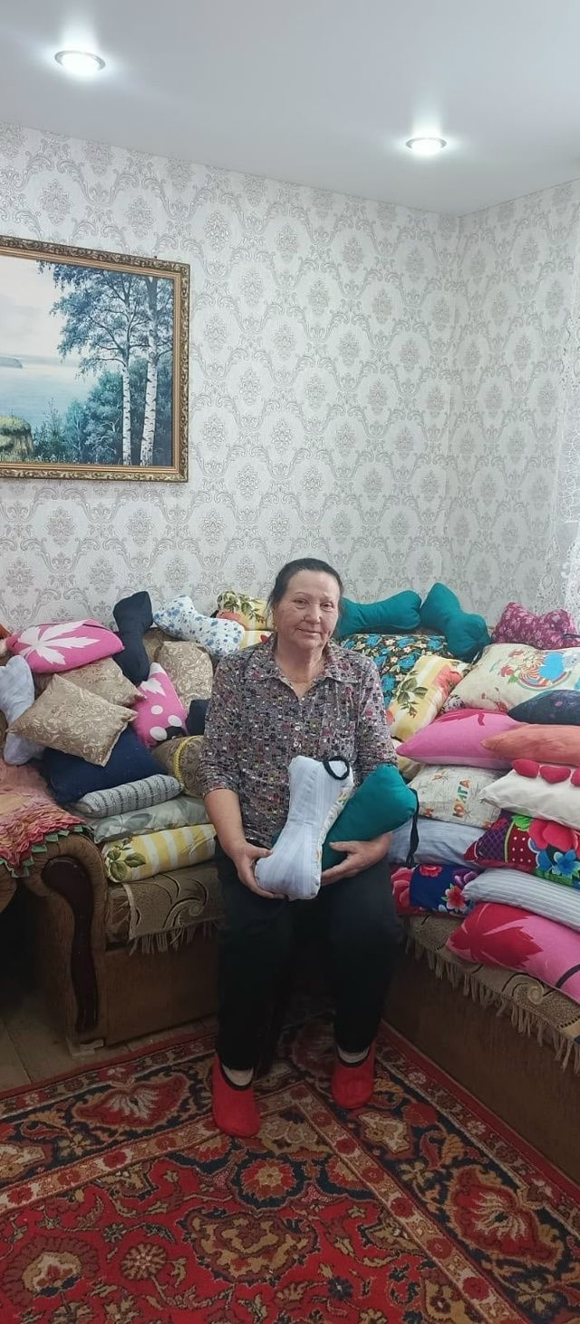 Балтач бистәсендә яшәүче Равилә апа Зарипова мендәрләр тегүен дәвам итә.