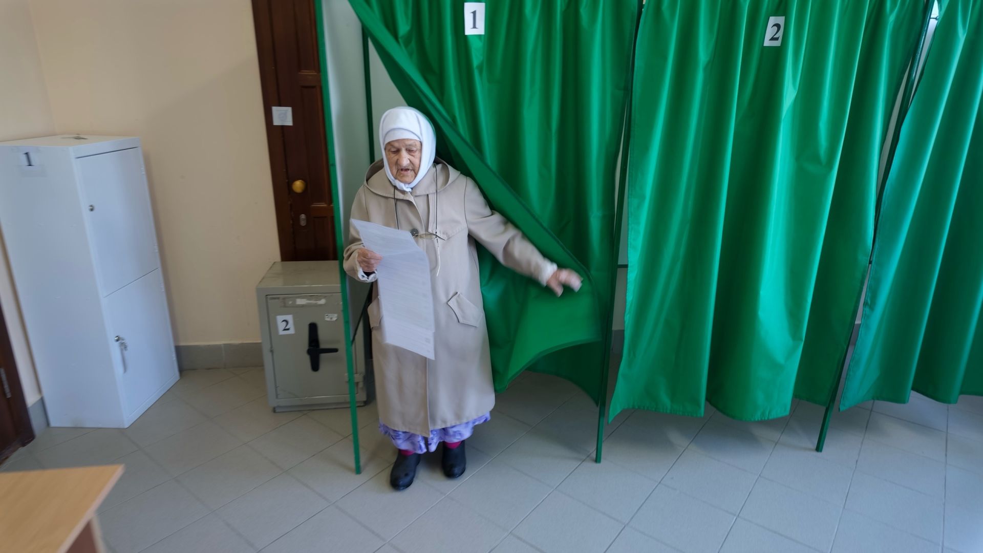 93 яшьлек Шәмсенур Насибуллина сайлау участогына беренчеләрдән булып килде
