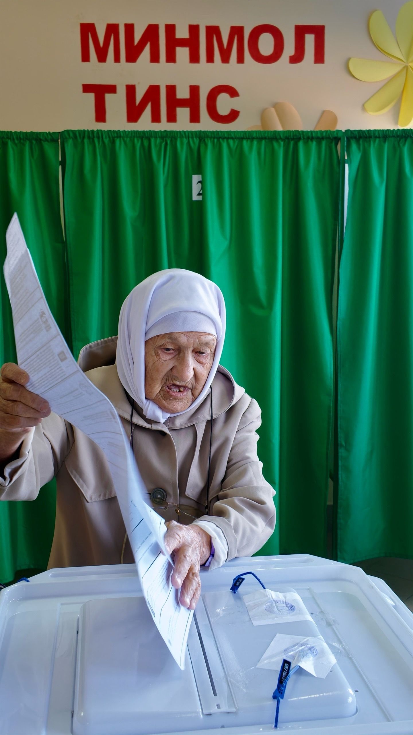 93 яшьлек Шәмсенур Насибуллина сайлау участогына беренчеләрдән булып килде