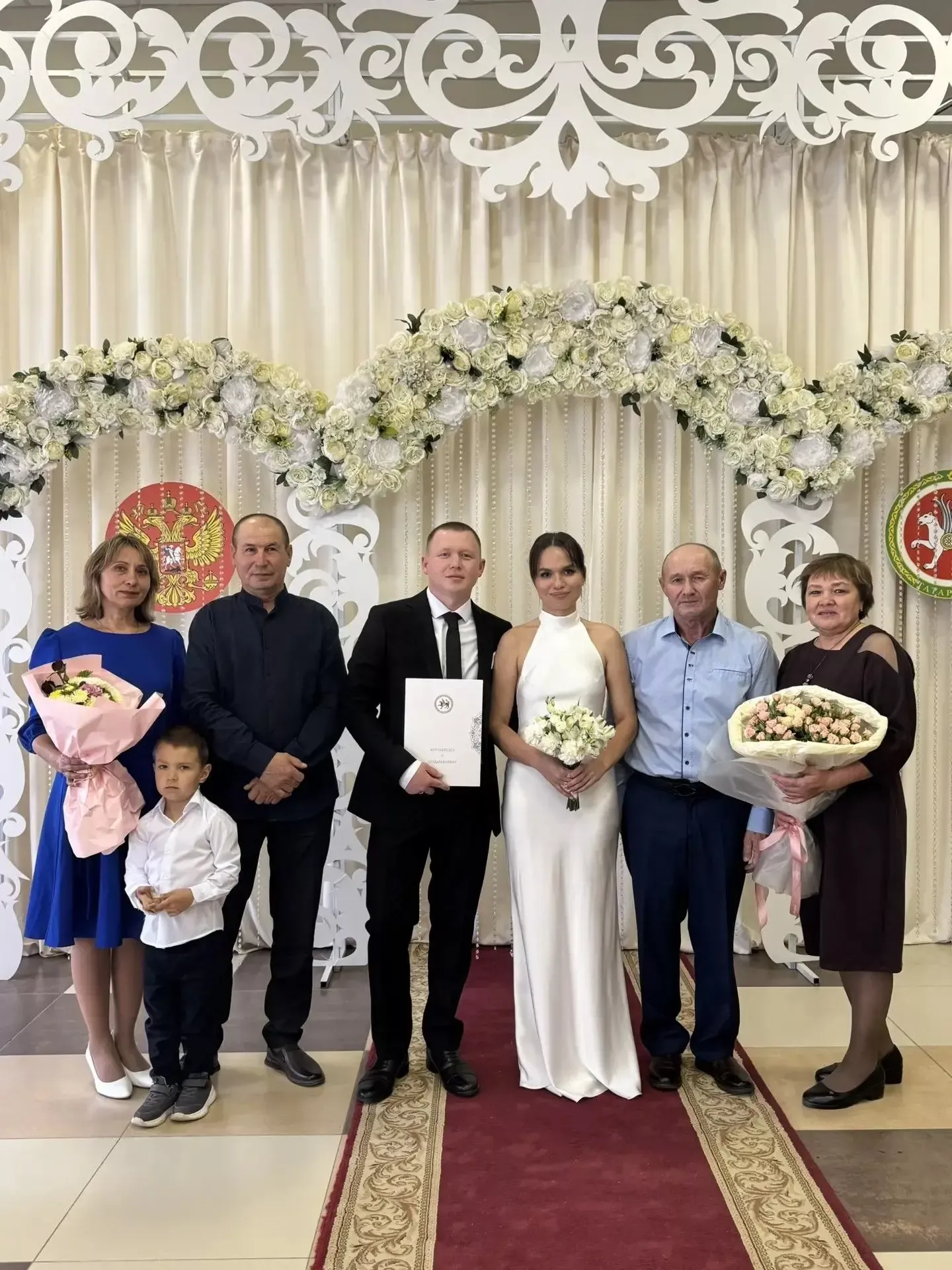 Никахларын теркәгәннән соң Хәкимовлар гаиләсе сайлауга килде