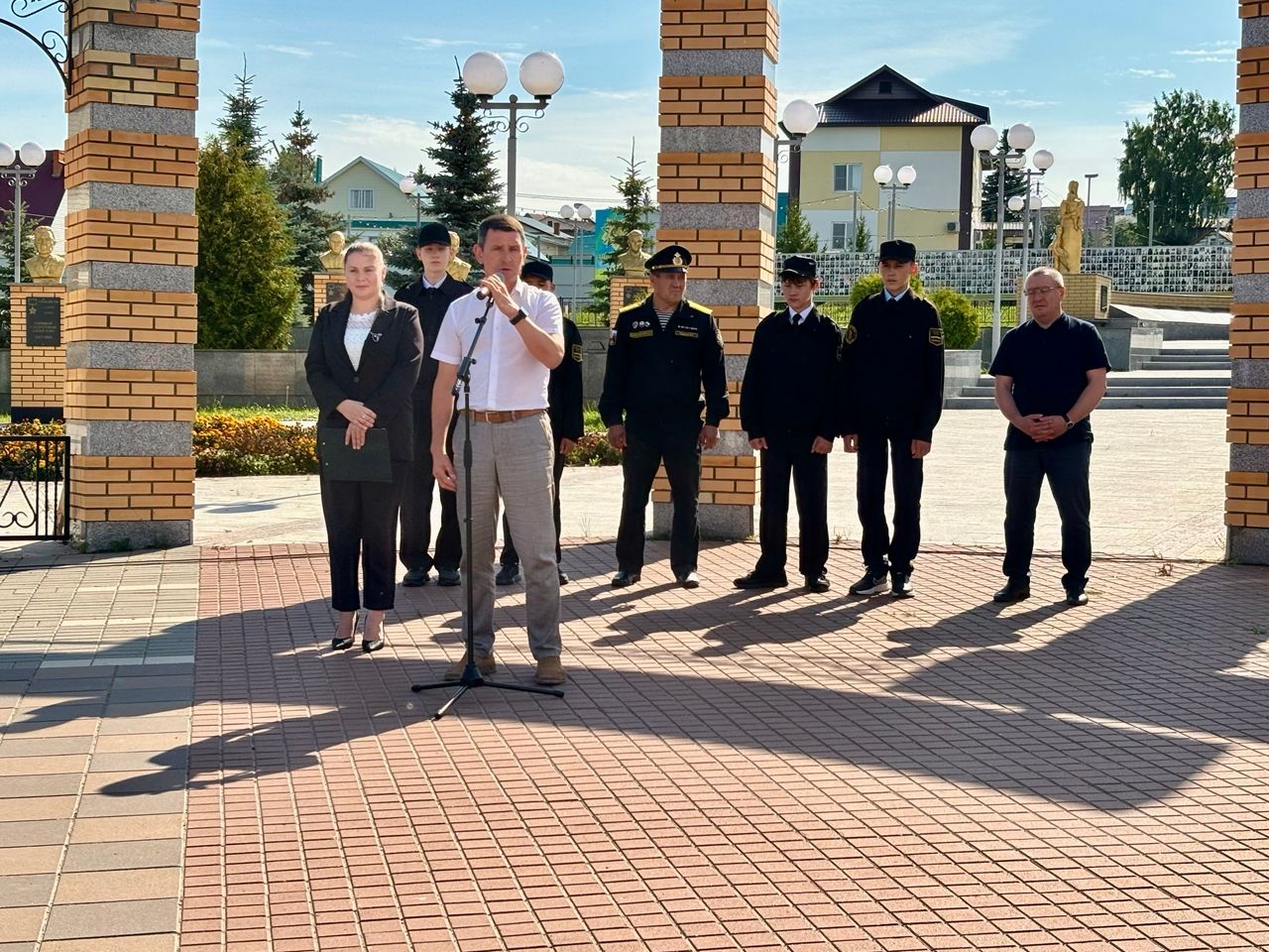 Балтачлылар Беслан шәһәрендә һәлак булган укучыларны искә алды