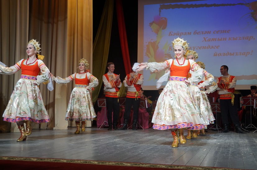 Район мәдәният үзәгендә Халыкара хатын-кызлар көне уңаеннан узган бәйрәм чарасына фотокүзәтү?