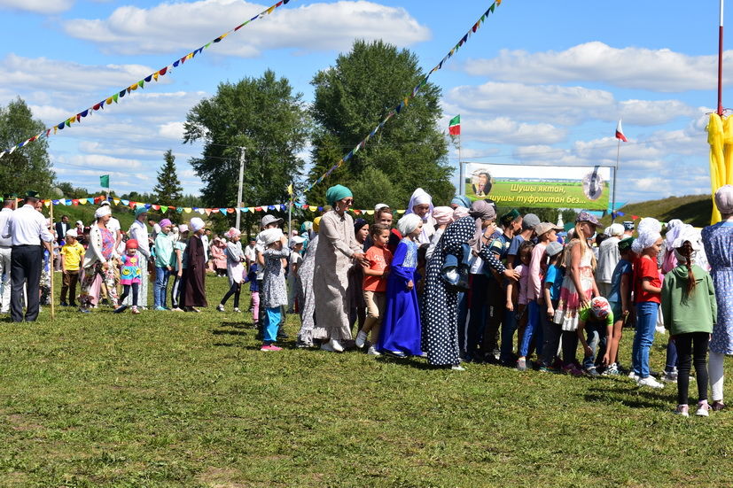 Бөрбашта узган мөселман балалар Сабантуеннан фоторепортаж