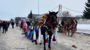 Балтачта чыршы ачылышы атлар һәм бизәлгән техникалар парады белән башланды