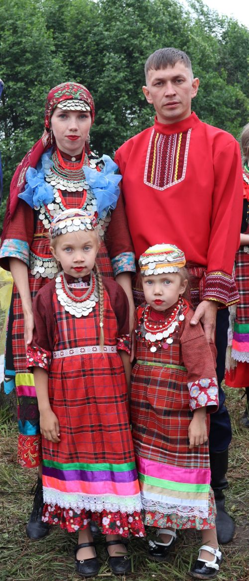 Анай кыллэн но калык сям-йылолъёслэн кӧкызы — семья (азьланьтонэз)