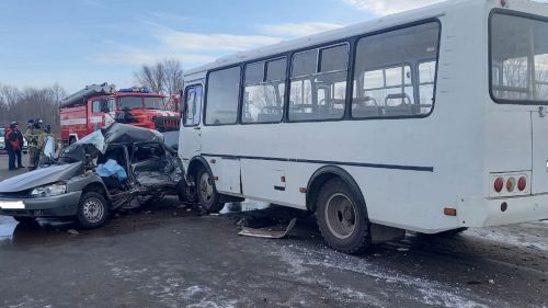Җиңел машина автобус астына кергән: үлүче һәм зыян күрүчеләр бар