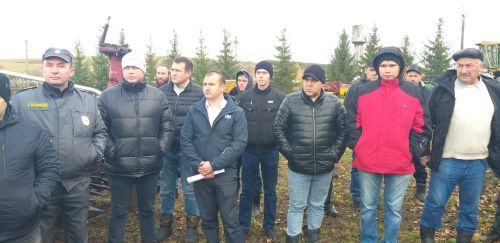 «Яңа тормыш» җәмгыятендә авыл хуҗалыгы техникаларын саклауны оештыру һәм техниканы ремонтлау мәсьәләләре буенча семинар узды (фото)
