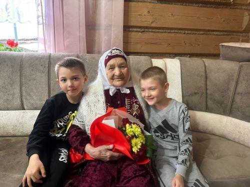 Ясминә Закирова 90 яшьлек олуг юбилеен каршы алды (фото)
