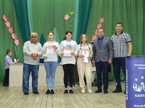 Укучылар арасында «Кама» хуҗалыгы призына армрестлинг буенча район беренчелеге узды (фото)