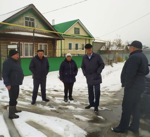 Район башлыгы махсус хәрби операциядә катнашучы райондашыбызның әнисе белән очрашты (фото)
