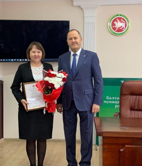 Хезмәт нәтиҗәләре буенча уңышка ирешкән райондашлар бүләкләнде (фото)
