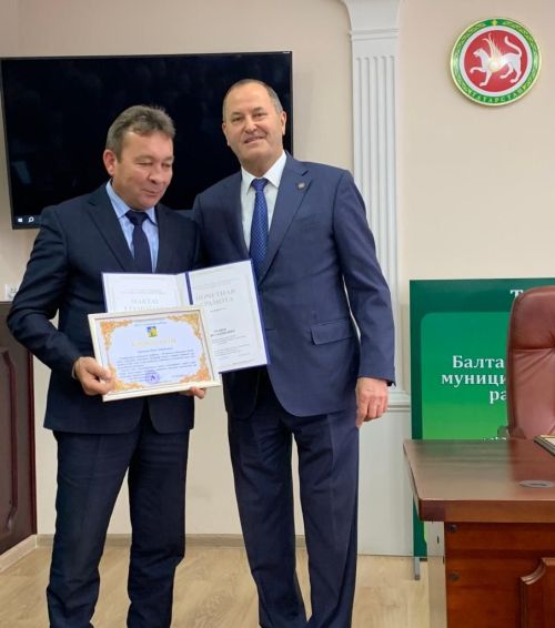 Хезмәт нәтиҗәләре буенча уңышка ирешкән райондашлар бүләкләнде (фото)