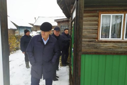 Район башлыгы махсус хәрби операциядә катнашучы райондашыбызның әнисе белән очрашты (фото)