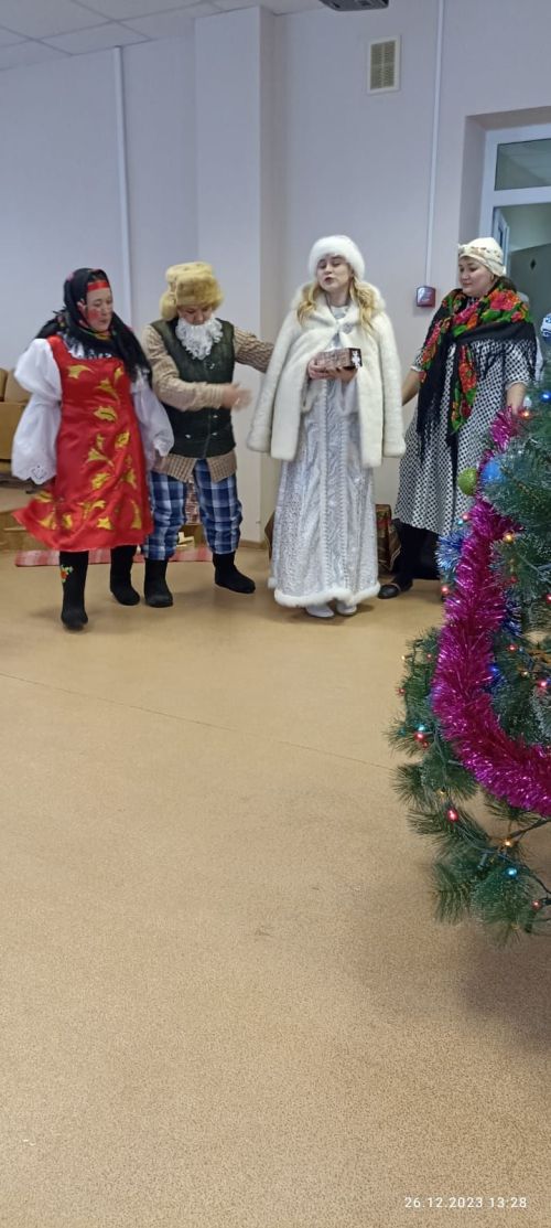 Балтач үзәк хастаханәсе хезмәткәрләренең балалары өчен яңа ел чыршысы узды (фото)