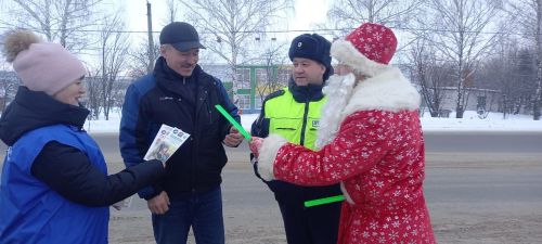 «Имин һәм хәерле юллар сезгә», дип теләде Кыш бабай шоферларга (+фото)