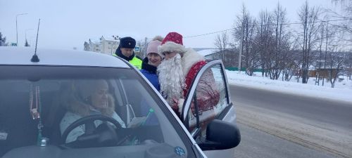 «Имин һәм хәерле юллар сезгә», дип теләде Кыш бабай шоферларга (+фото)